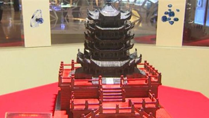 Εκθαμβωτικό γλυπτό 90.000 καρατίων – BINTEO