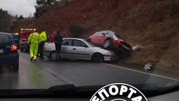Σφοδρή σύγκρουση δύο αυτοκινήτων στην Περιφερειακή Οδό Θεσσαλονίκης – ΦΩΤΟ