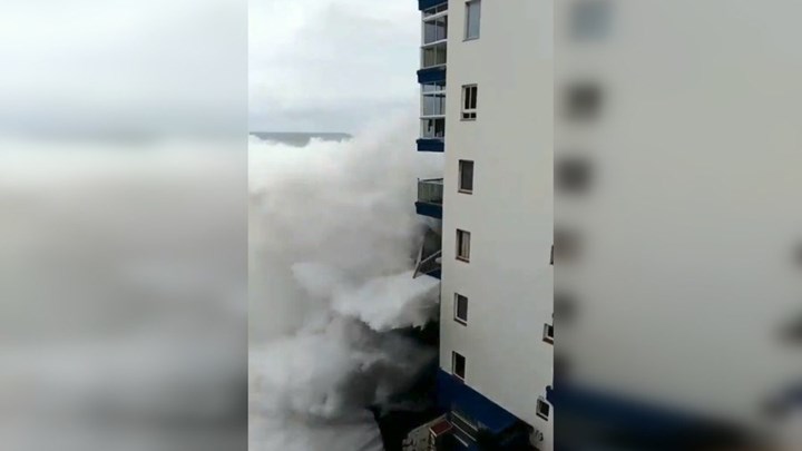 Τεράστια κύματα “καταπίνουν” σπίτια στην Τενερίφη- ΒΙΝΤΕΟ