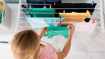 5 πράγματα που πρέπει να κάνετε για να στεγνώνουν τα ρούχα σας εύκολα τον χειμώνα