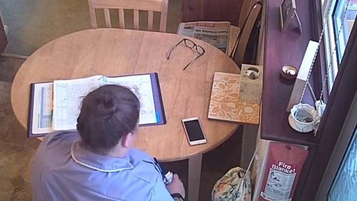 Κάμερα έπιασε νοσοκόμα να κλέβει χρήματα από το πορτοφόλι ηλικιωμένης – ΒΙΝΤΕΟ