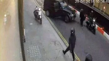 Βίντεο ντοκουμέντο – Προσπάθησαν να εισβάλουν σε κοσμηματοπωλείο με πολυτελές τζιπ