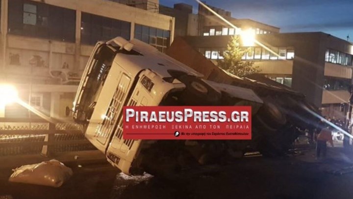 Ανετράπη νταλίκα έξω από το κλειστό “Μελίνα Μερκούρη” στον Ρέντη – ΦΩΤΟ – ΤΩΡΑ