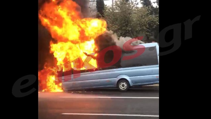 Βίντεο ντοκουμέντο από το λεωφορείο που πήρε φωτιά στην Αττική Οδό