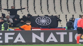 Εικόνες ντροπής στο ΟΑΚΑ με ναζιστικούς χαιρετισμούς και σημαία του «Μαύρου Ήλιου» – ΦΩΤΟ