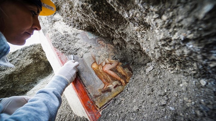 Σπουδαία ανακάλυψη στην Πομπηία: Στο φως νωπογραφία από τη συνεύρεση της Λήδας με τον Κύκνο