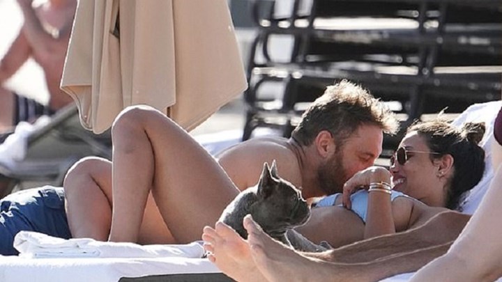 “Καυτές” βουτιές στο Μαϊάμι για γνωστό DJ και την κατά 27 χρόνια μικρότερη σύντροφό του – ΦΩΤΟ – ΒΙΝΤΕΟ