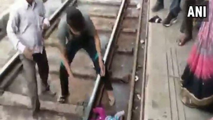 Βίντεο που σοκάρει – Τρένο πέρασε πάνω από κοριτσάκι ενός έτους