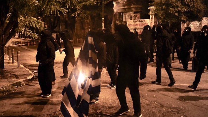 Φοράει ποτέ ο Δημοκράτης κουκούλα;