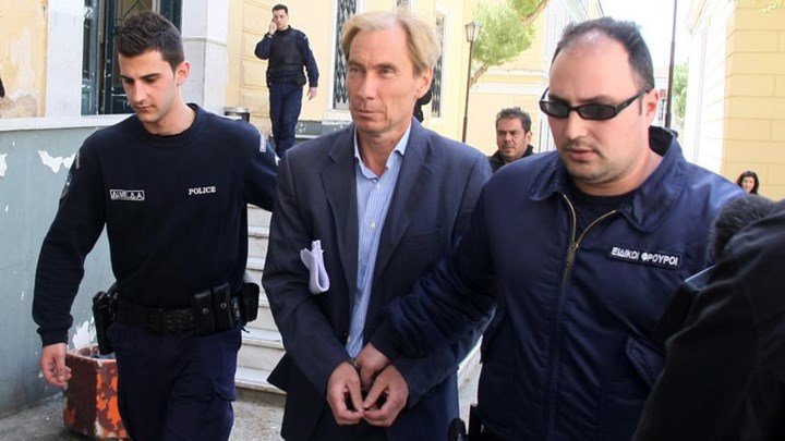 Εξαφανίστηκε ο υπόδικος για τα εξοπλιστικά Ζαν Κλοντ Όσβαλντ – Έσπασε το “βραχιολάκι”