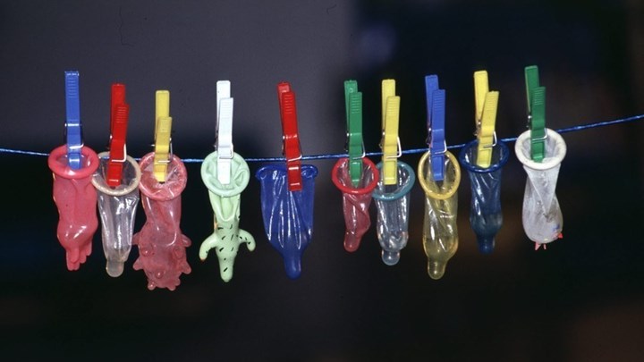 Εξαρθρώθηκε κύκλωμα διανομής πλαστών προφυλακτικών – Πωλούσαν τα χρησιμοποιημένα ως… καινούργια