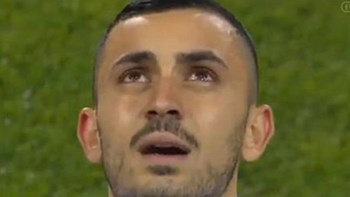 Συγκινητική στιγμή: Βούρκωσε ο Σάλιακας στον Εθνικό Ύμνο – BINTEO