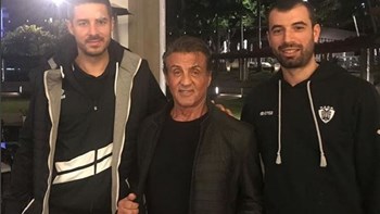 Τέπιτς και Ζάρα φωτογραφήθηκαν στην Τενερίφη αγκαλιά με τον Σταλόνε – ΦΩΤΟ