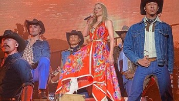 Τρόμος για την Κάιλι Μινόγκ – Περιφρουρούμενη από 20 αστυνομικούς με υποπολυβόλα σε συναυλία στην Κολωνία – ΦΩΤΟ