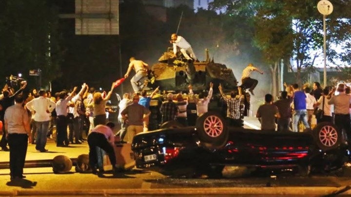 Σε ισόβια κάθειρξη καταδικάστηκαν 74 άνθρωποι για τον ρόλο τους στο πραξικόπημα εναντίον του Ερντογάν