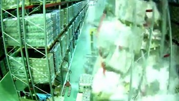 Εργάτης ρίχνει ράφια με κούτες και καταρρέουν τα… πάντα – ΒΙΝΤΕΟ