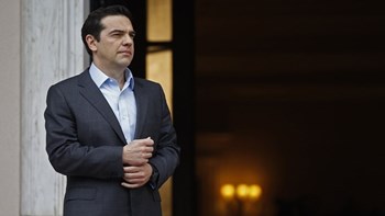 Bloomberg: Η αποφυγή των περικοπών των συντάξεων αποτελεί σημαντική νίκη για τον Τσίπρα