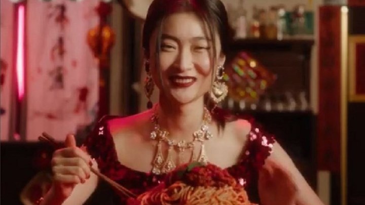 Η Dolce & Gabbana ακύρωσε το σόου της στη Σανγκάη έπειτα από σάλο που προκάλεσε διαφήμιση με “chopsticks” – ΒΙΝΤΕΟ