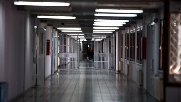 Πληθαίνουν οι αντιδράσεις για τη φυλάκιση της καθαρίστριας με το πλαστό απολυτήριο δημοτικού