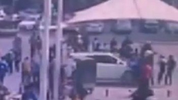 Η στιγμή που αυτοκίνητο “θερίζει” μαθητές στην Κίνα – Πέντε νεκροί και 18 τραυματίες – ΒΙΝΤΕΟ
