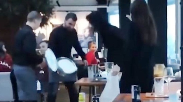 “Αρπάχτηκαν” με τους σερβιτόρους και… εισέπραξαν τούρτα στη μούρη – ΒΙΝΤΕΟ