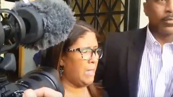 Οργισμένη η μητέρα του Αμερικανού τουρίστα για τις ποινές: “Δεν είναι αυτό δικαιοσύνη” – ΒΙΝΤΕΟ