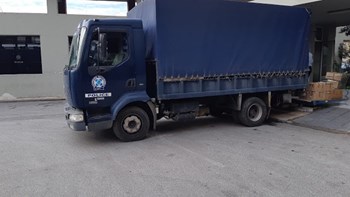 Φωτό – ντοκουμέντο: Φορτηγό της ΕΛΑΣ μαζεύει τα ημερολόγια που προκάλεσαν σάλο