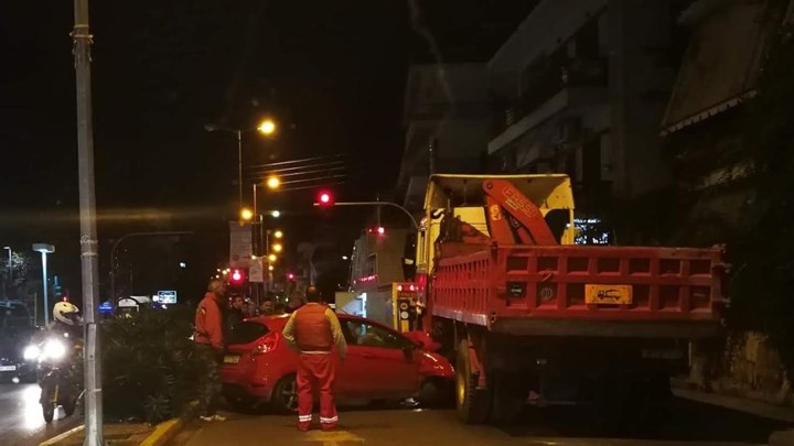 Σύγκρουση φορτηγού με ΙΧ στο Μαρούσι – Κυκλοφοριακό κομφούζιο – ΦΩΤΟ αναγνώστη