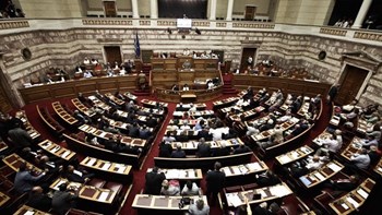 Υπερψηφίστηκε από την Βουλή το νομοσχέδιο για τις μειώσεις ασφαλιστικών εισφορών