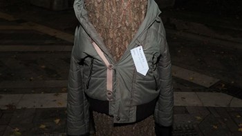 Έντυσαν με…μπουφάν τα δέντρα στην Λάρισα – ΦΩΤΟ