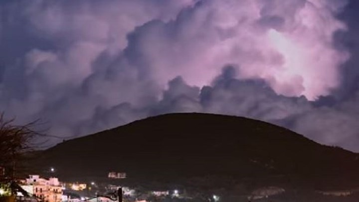 Εντυπωσιακό βίντεο timelapse με κεραυνούς και αστραπές στον ουρανό της Σάμου