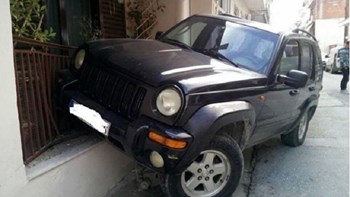 Τζιπ “προσγειώθηκε” σε… μπαλκόνι – ΦΩΤΟ