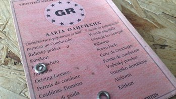 Πήγε για εξετάσεις διπλώματος οδήγησης με… high tech «σκονάκι»