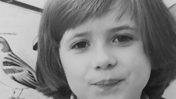 Αναγνωρίζετε το κοριτσάκι της φωτογραφίας; Είναι πασίγνωστη παρουσιάστρια