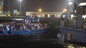 Σώοι έφθασαν στο λιμάνι του Ποτσάλο της Σικελίας οι 236 μετανάστες που επέβαιναν σε αλιευτικό