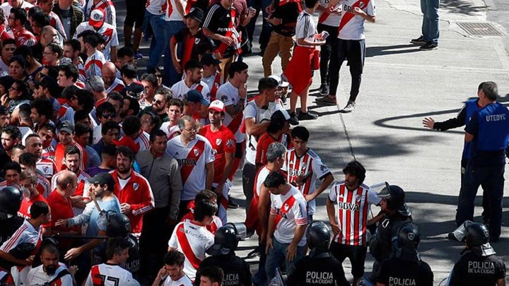 Εικόνες ντροπής πριν τον αγώνα Ρίβερ-Μπόκα – Τα πρωτοσέλιδα των εφημερίδων της Αργεντινής – ΦΩΤΟ