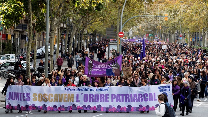 Ντυμένοι στα μοβ διαδήλωσαν κατά της βίας των γυναικών – ΦΩΤΟ