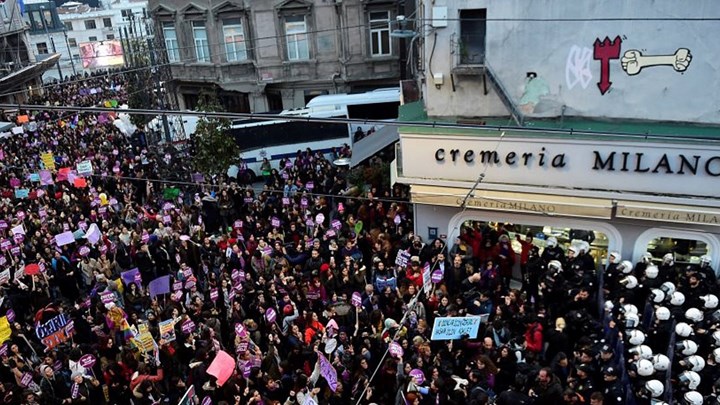 Στα δακρυγόνα «έπνιξε» η αστυνομία της Τουρκίας πορεία κατά της βίας σε βάρος των γυναικών