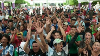 Συναγερμός στην Τιχουάνα με μετανάστες να προσπαθούν να πηδήξουν τον φράχτη
