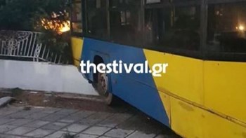 Τροχαίο με λεωφορείο του ΟΑΣΘ – Bγήκε εκτός πορείας και προσέκρουσε σε φράχτη – ΦΩΤΟ
