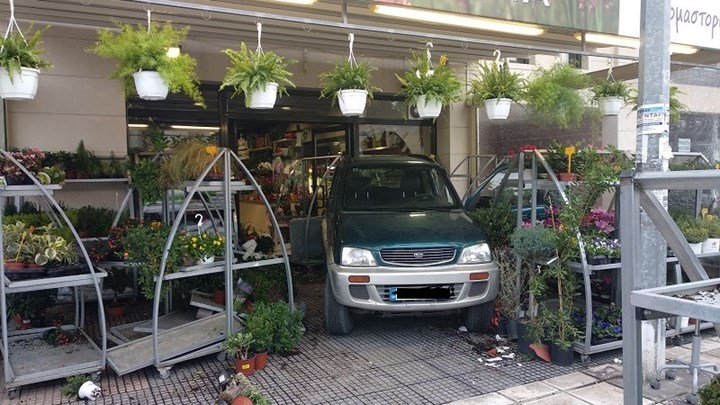 Αυτοκίνητο “μπούκαρε” σε ανθοπωλείο – ΦΩΤΟ