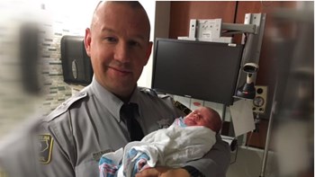 Αστυνομικός ξεγέννησε έγκυο στην άκρη του δρόμου όταν τη σταμάτησε για υπερβολική ταχύτητα -ΒΙΝΤΕΟ