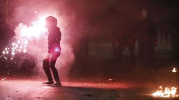 Συμπλοκές μεταξύ οπαδών στη Λεωφόρο Αλεξάνδρας – Βόμβες μολότοφ και καπνογόνα – BINTEO