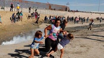 Συγκινεί η μητέρα που έτρεχε για να ξεφύγει από τα δακρυγόνα στα σύνορα Μεξικού – ΗΠΑ: «Νόμιζα ότι θα πέθαινα» εξομολογείται