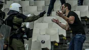 Άγρια επεισόδια στο ΟΑΚΑ στον αγώνα της ΑΕΚ με τον Αγιαξ – Φωτοβολίδες, χημικά και τραυματισμοί – ΒΙΝΤΕΟ