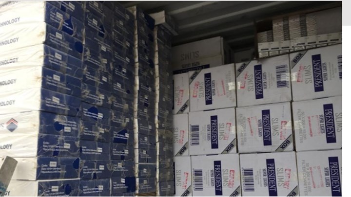 Το πάτωμα έκρυβε… 12.500.000 λαθραία τσιγάρα – ΦΩΤΟ