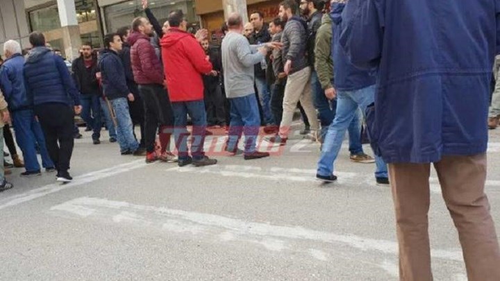 Έπεσε ξύλο σε πορεία στην Πάτρα – ΒΙΝΤΕΟ