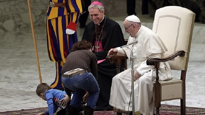 Ένα κωφάλαλο αγοράκι έκλεψε την… παράσταση από τον Πάπα – ΒΙΝΤΕΟ