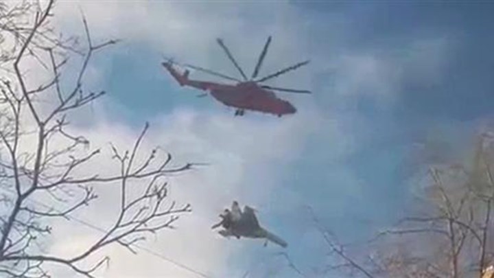 Ελικόπτερο μεταφέρει… μαχητικό αεροσκάφος – ΒΙΝΤΕΟ