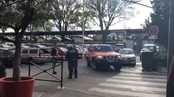 Οι πρώτες εικόνες από την τράπεζα στη Γαλλία όπου έχει ταμπουρωθεί γυναίκα – ΒΙΝΤΕΟ